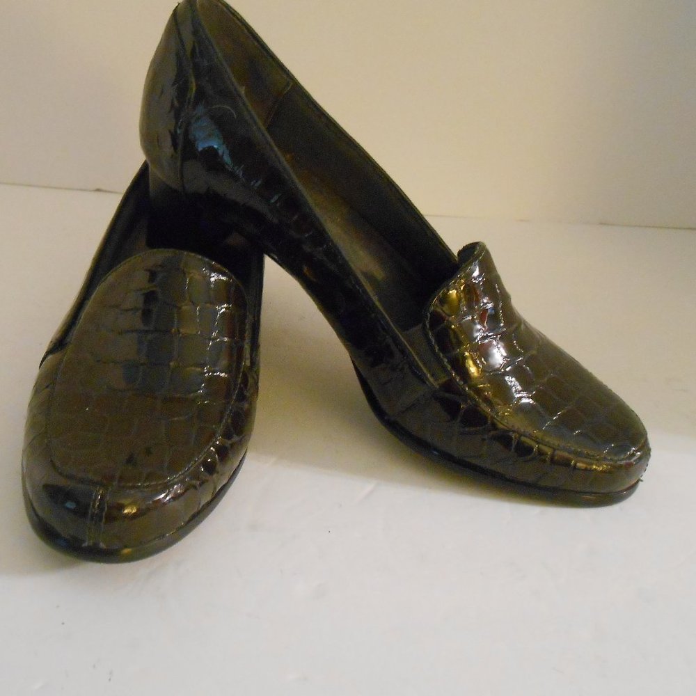 New Trotters GLORIA Croc Leather Pump 7W Dark Olive 7 wide